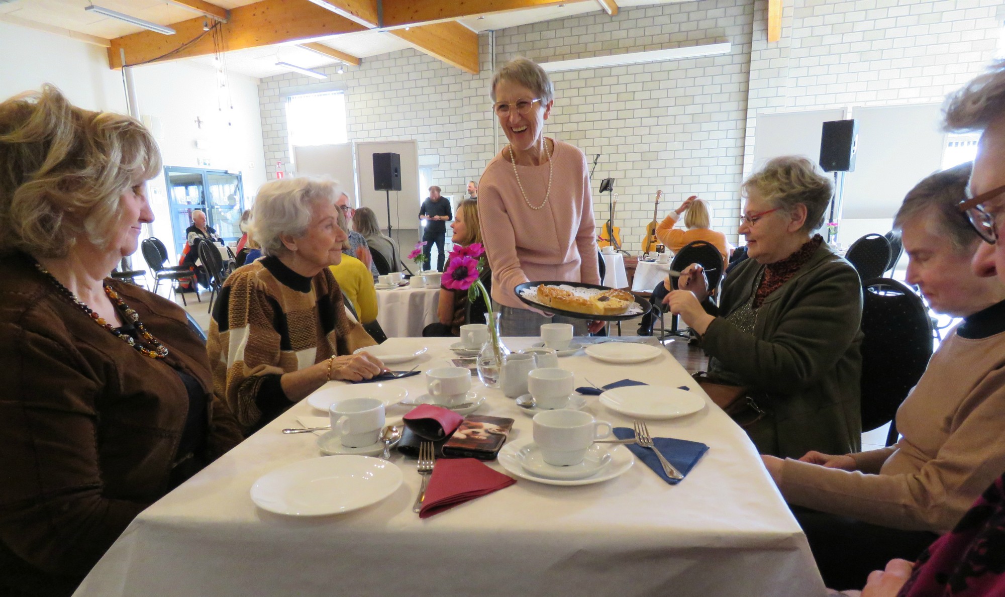Vrijwilligersfeest Sint-Anna-ten-Drieënparochie 2023 - Met taart en koffie of thee